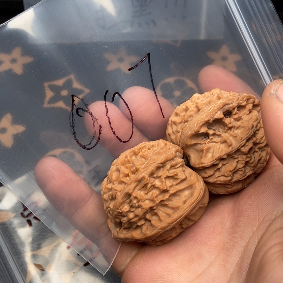 文玩核桃吊坠白狮子