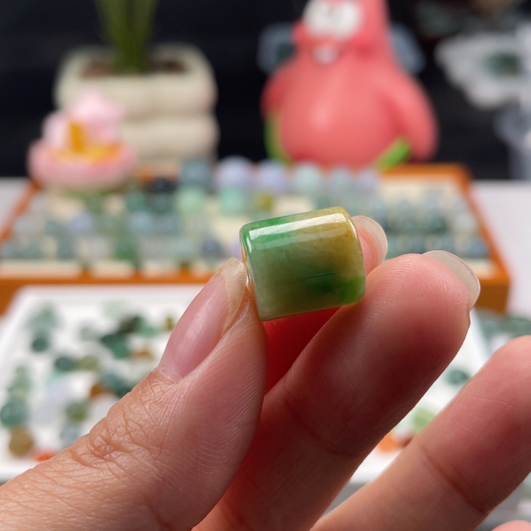翡翠散珠养****鱼天然翡翠黄加绿12.1×11.1
