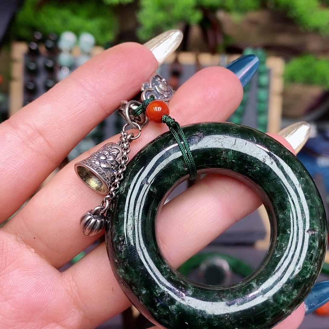 翡翠颈饰未镶嵌漂亮美眉