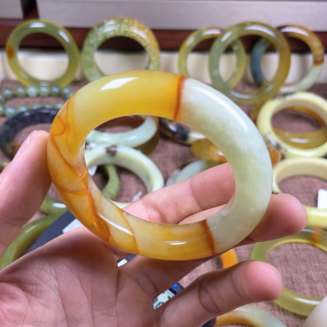 若***梦蛇纹石玉未镶嵌手镯