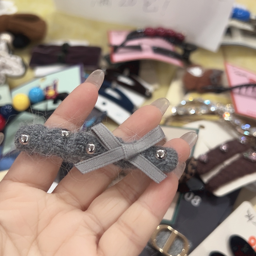 非金属灰色毛线鸭夹一只