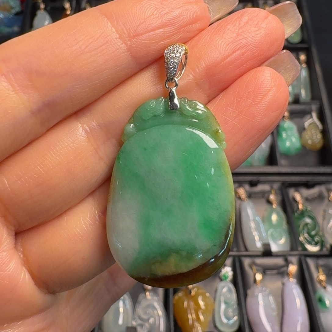 开***果翡翠18K金镶嵌颈饰福瓜