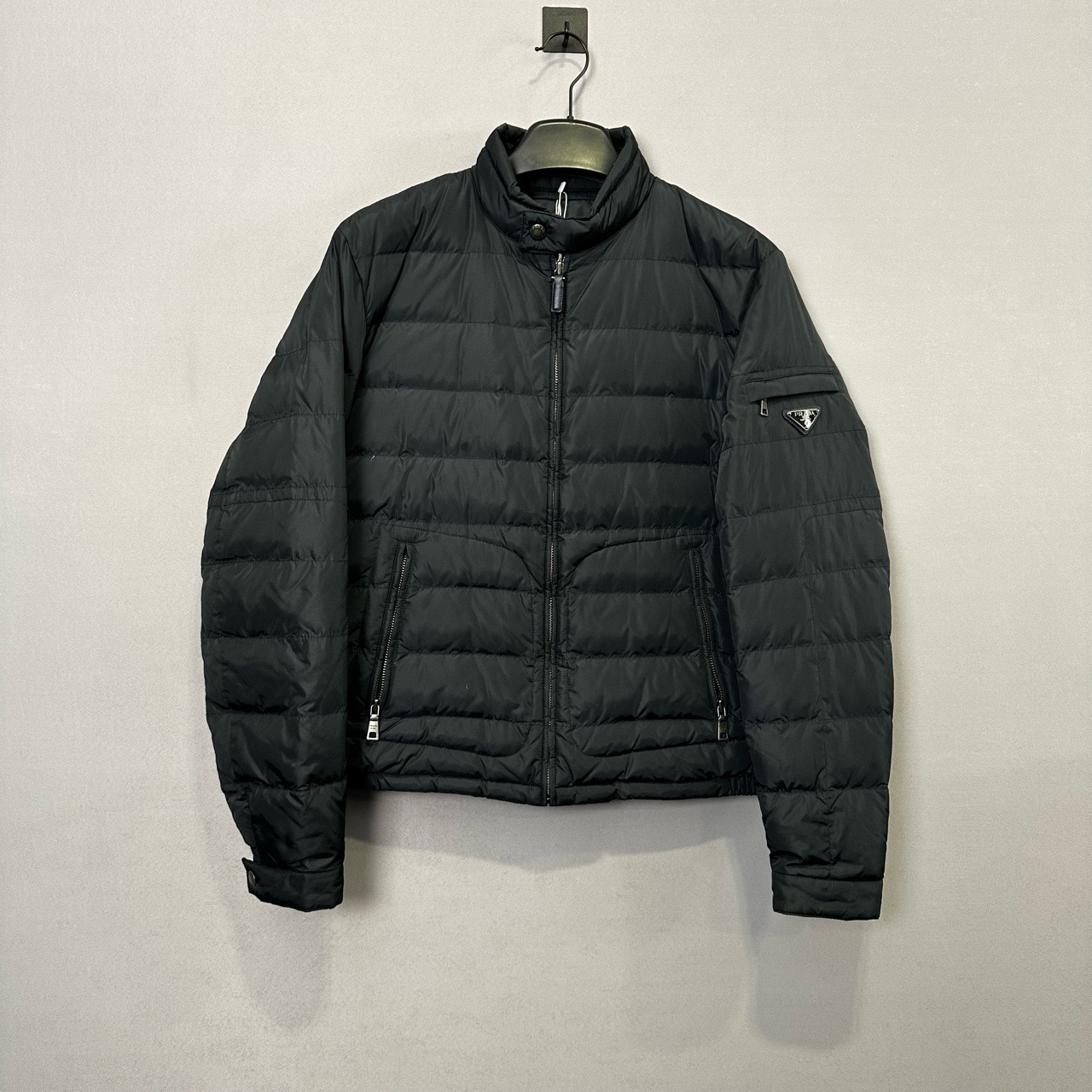 Prada/普拉达黑色刚标羽绒服/46码/99新/价12500