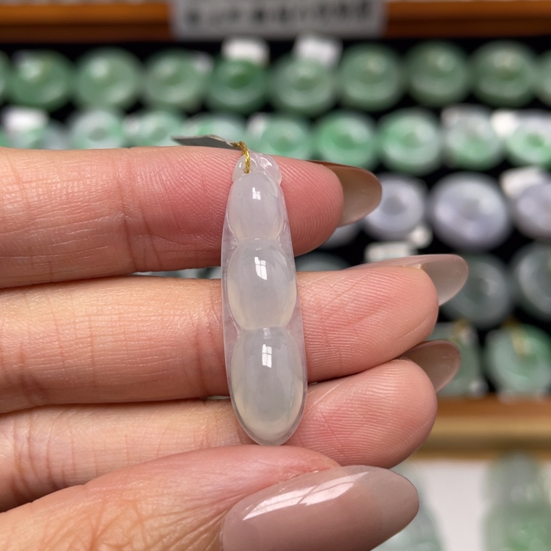 翡翠未镶嵌颈饰福豆