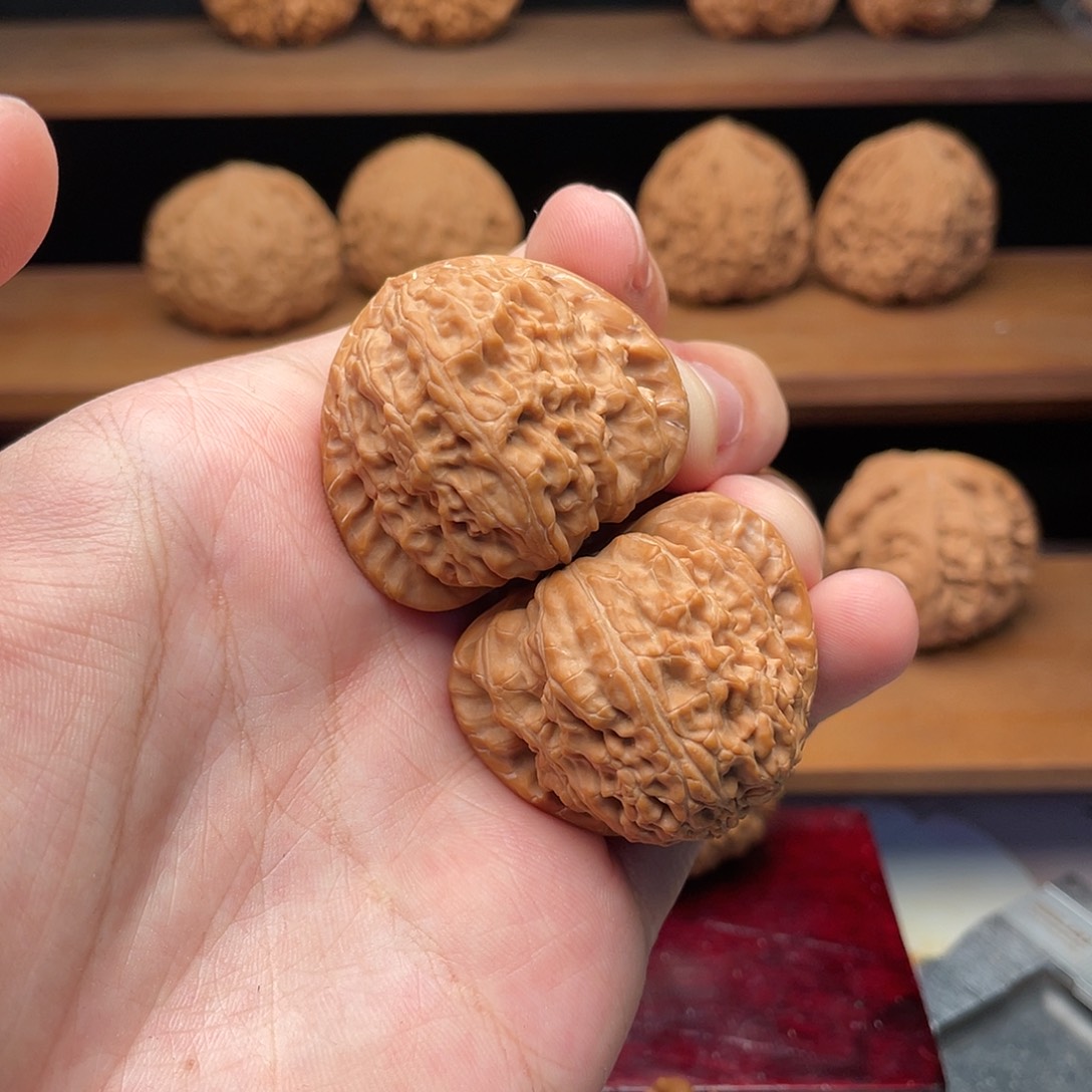 文玩核桃把件39精配红皮三角白实木气门