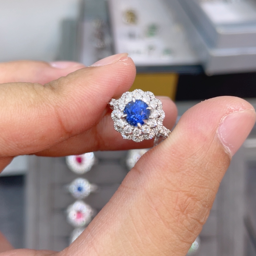 戒指蓝宝石18K金镶嵌1.02ct 无烧矢车菊