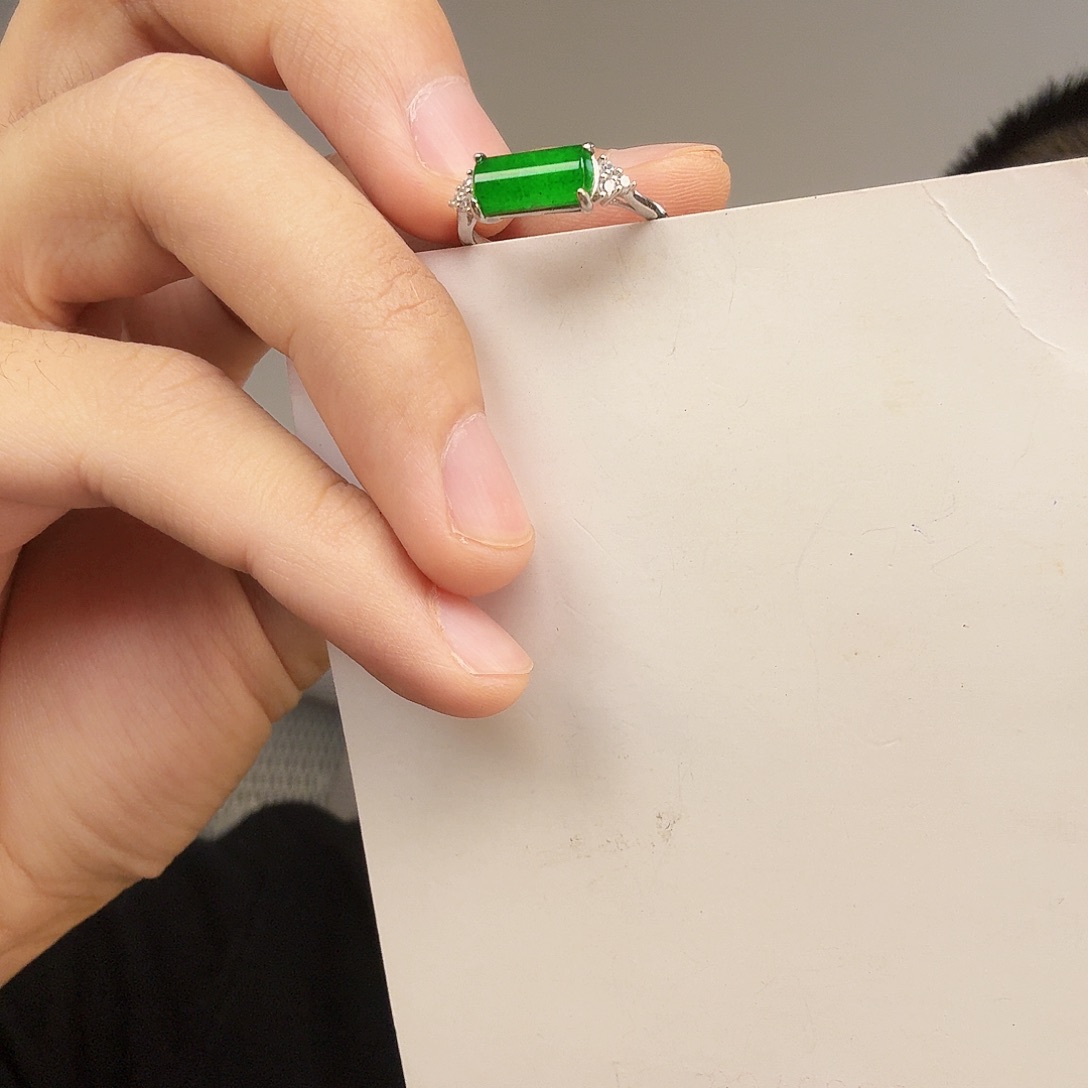 翡翠未镶嵌颈饰一件