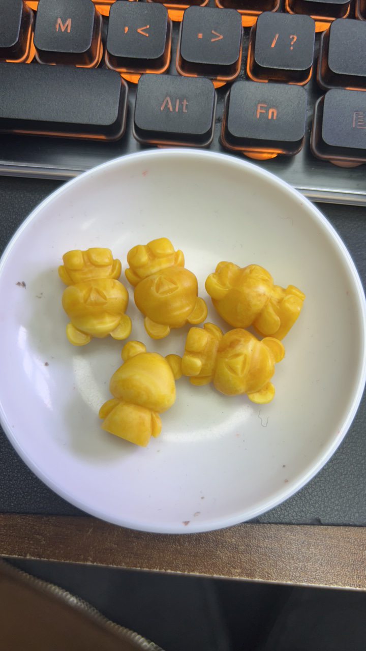 天然琥珀蜜蜡 鸡油黄磨砂小熊Y2303     一个