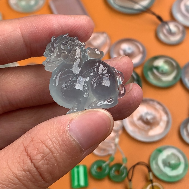 翡翠挂件未镶嵌…..