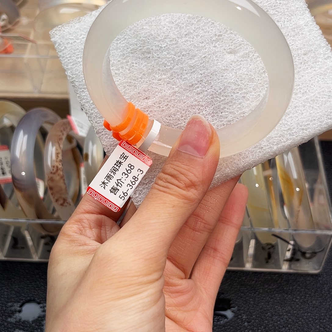 Z***1玛瑙/玉髓未镶嵌手镯