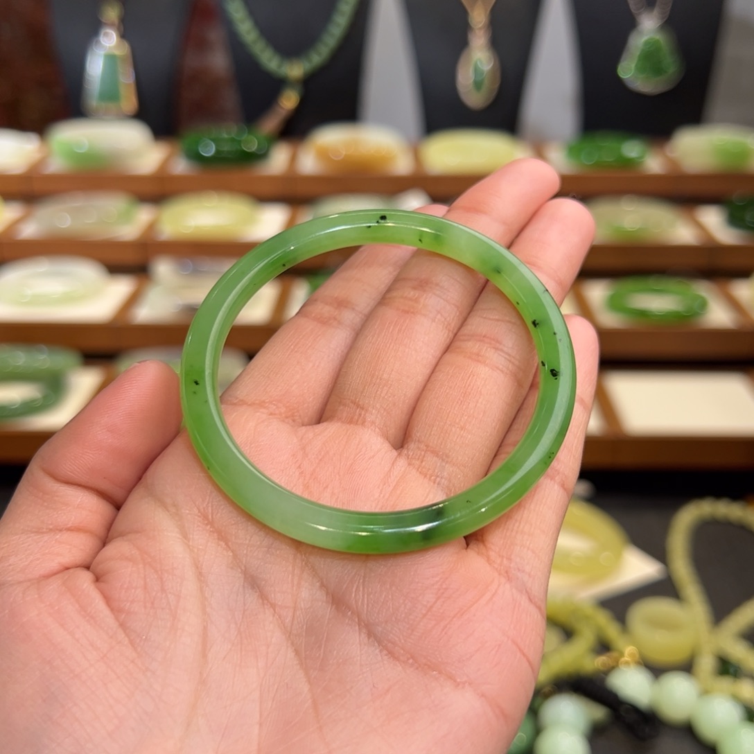 和田玉手镯未镶嵌俄碧乌兰海果绿54