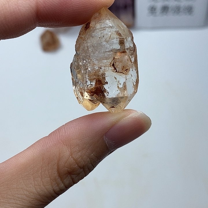 未镶嵌颈饰水晶玻璃体红泥