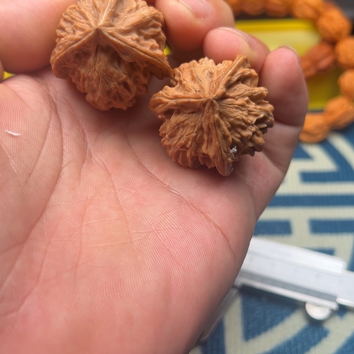 吊坠桃核盘上36核桃