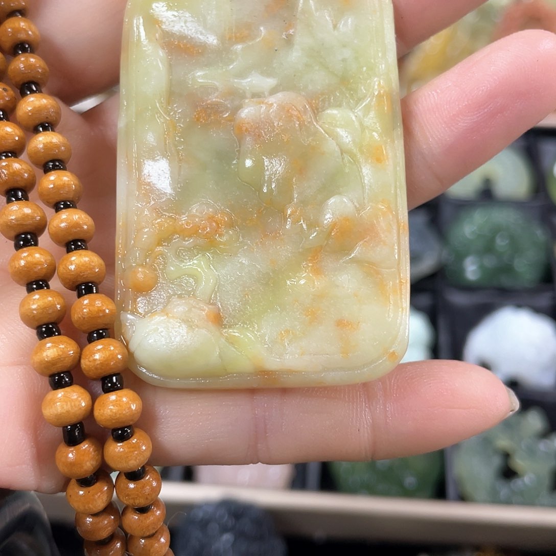 蛇纹石玉颈饰合金