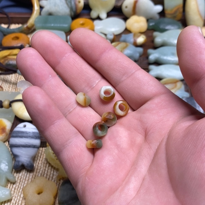 小***虫蛇纹石玉未镶嵌颈饰