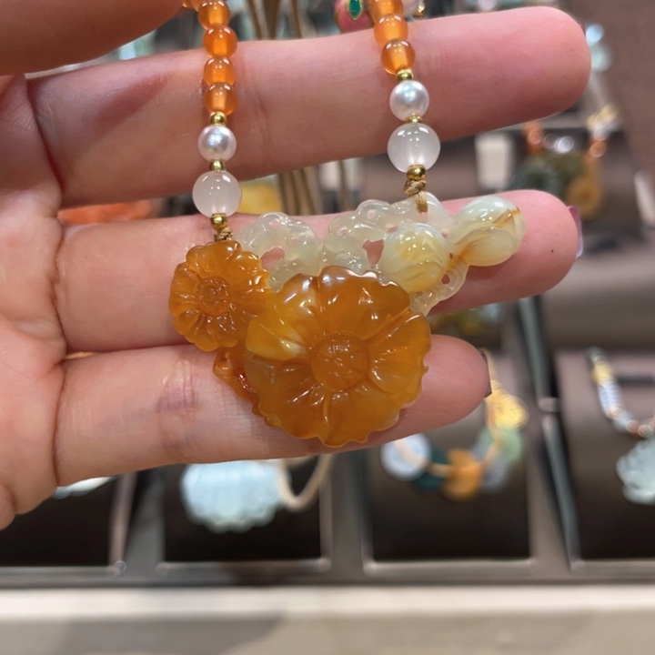 蛇纹石玉颈饰未镶嵌