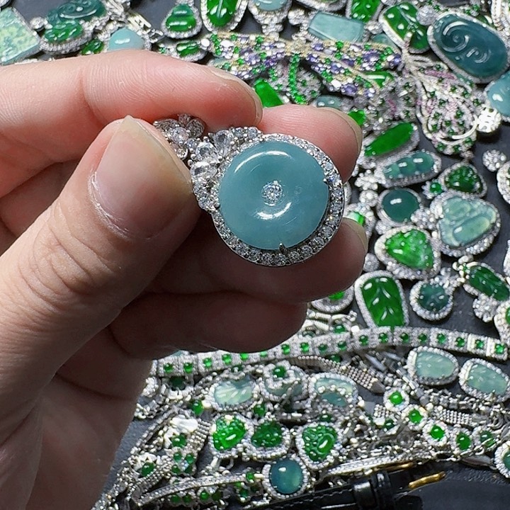 翡翠颈饰未镶嵌天然A货翡翠放漏