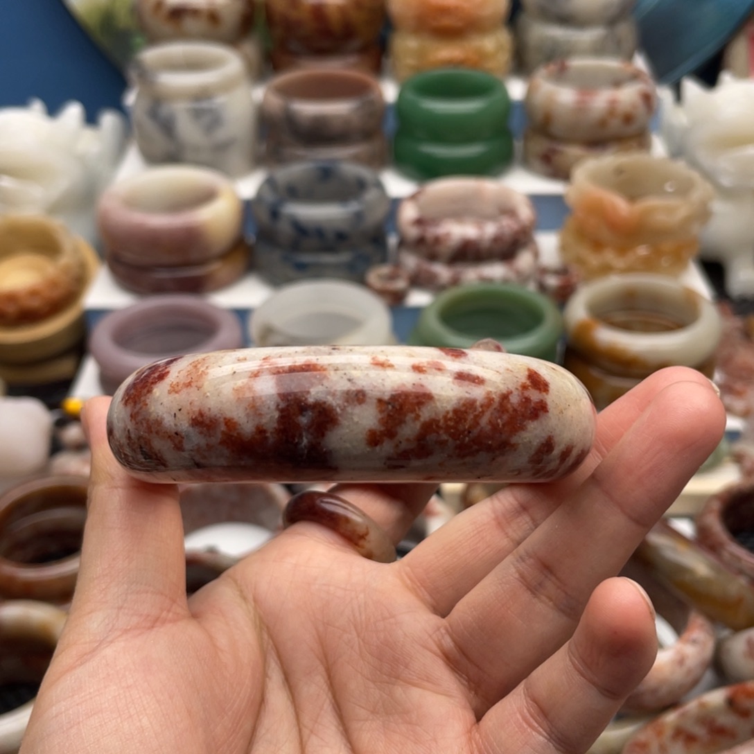 石英质玉手镯未镶嵌好**?