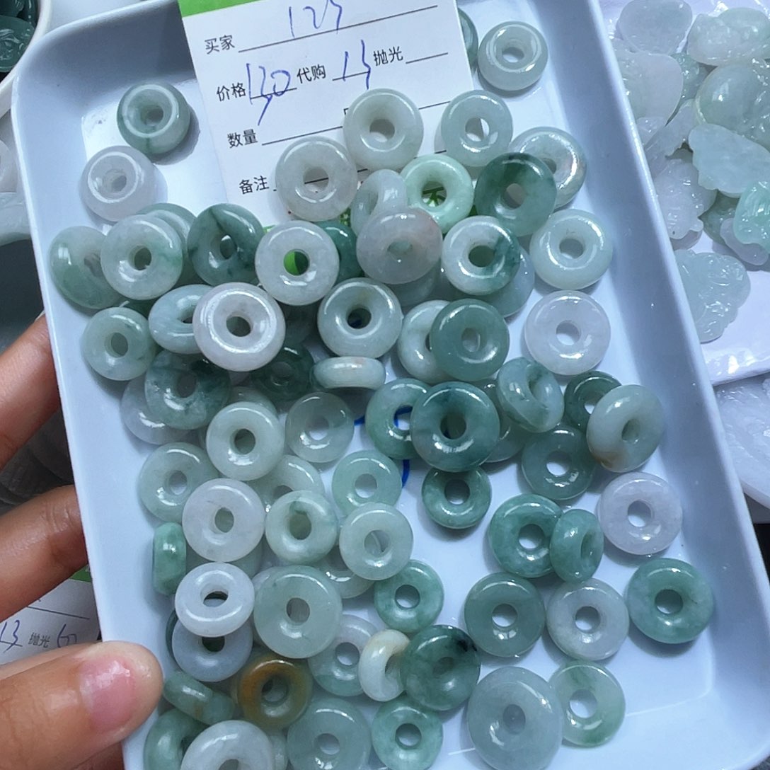 1***小翡翠未镶嵌颈饰是