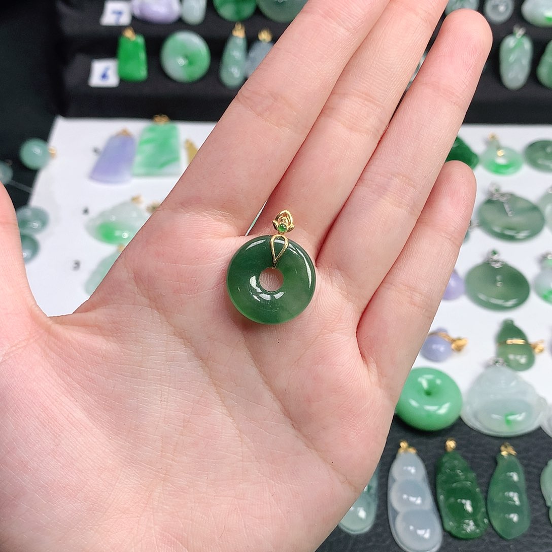 翡翠颈饰未镶嵌翡翠