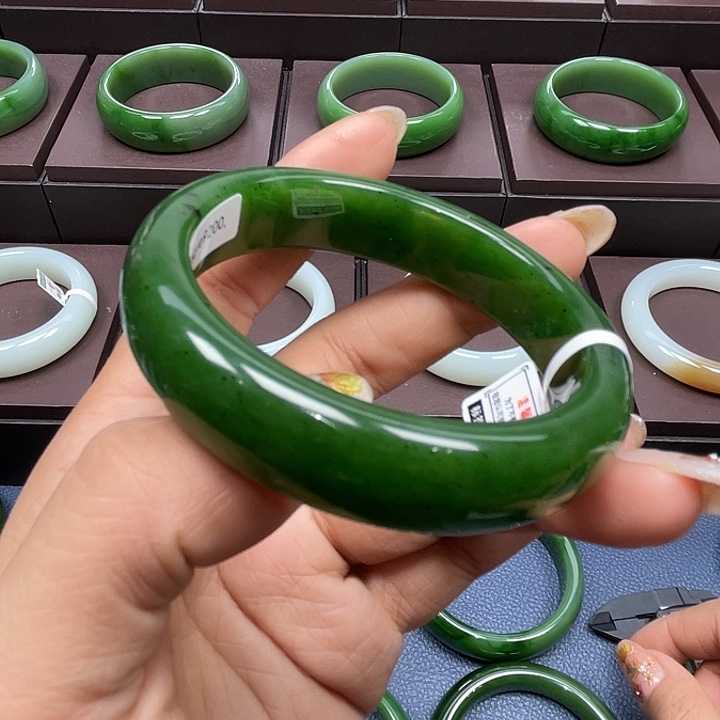 和田玉（碧玉）未镶嵌手镯