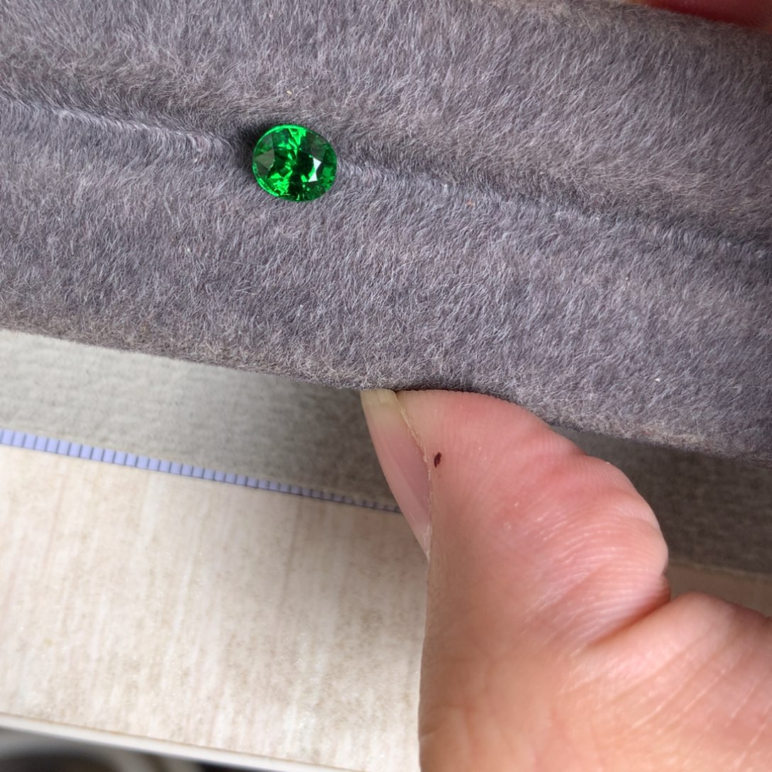 未镶嵌裸石石榴石（沙弗莱）1.06 卡扎尼绿