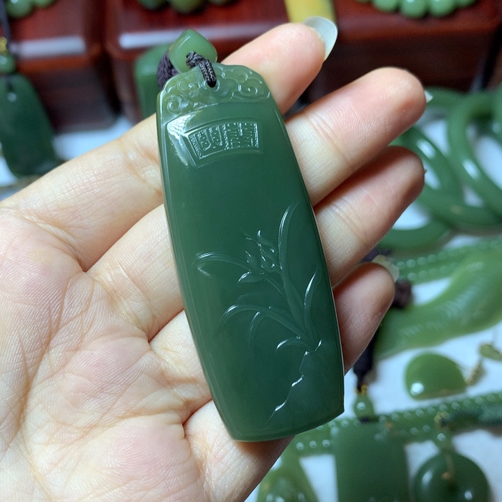 H***、岫岩河磨玉（透闪石质玉）未镶嵌颈饰