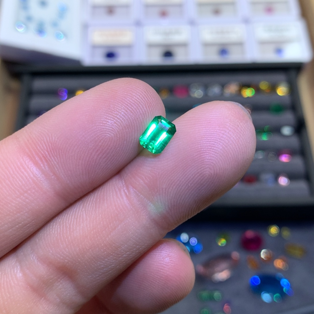 祖母绿裸石未镶嵌0.85克拉 vbvvg