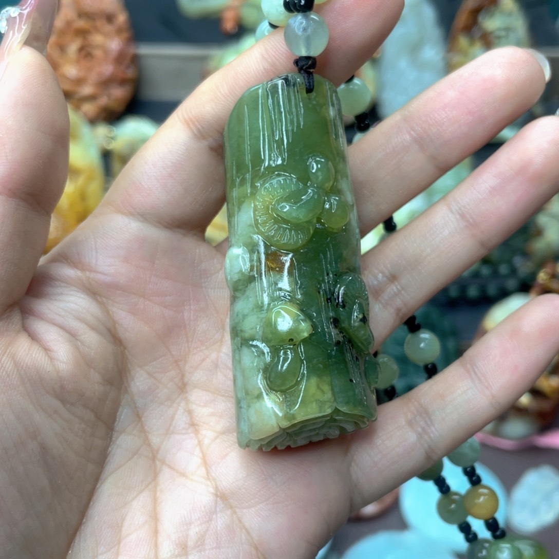 蛇纹石玉颈饰未镶嵌