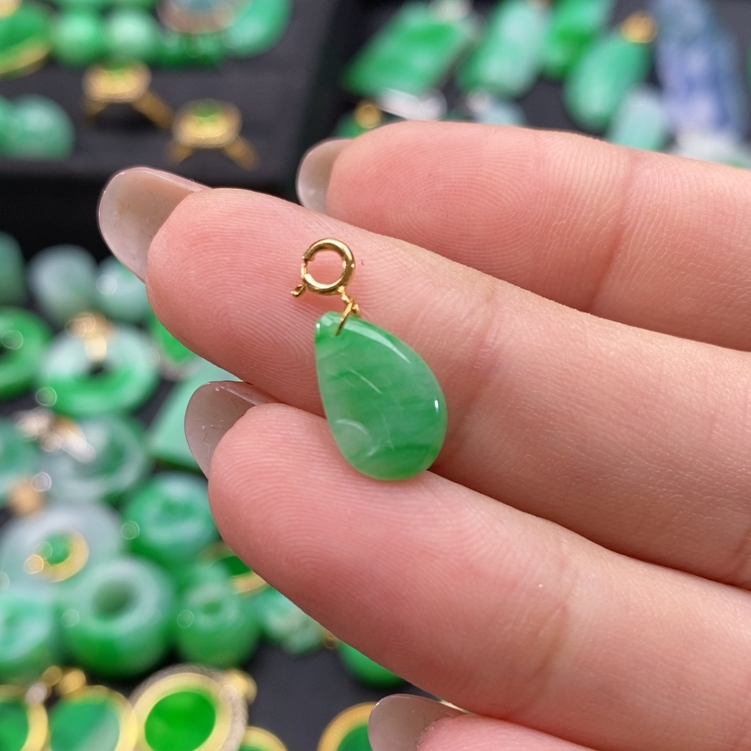 翡翠颈饰18K金镶嵌翡翠