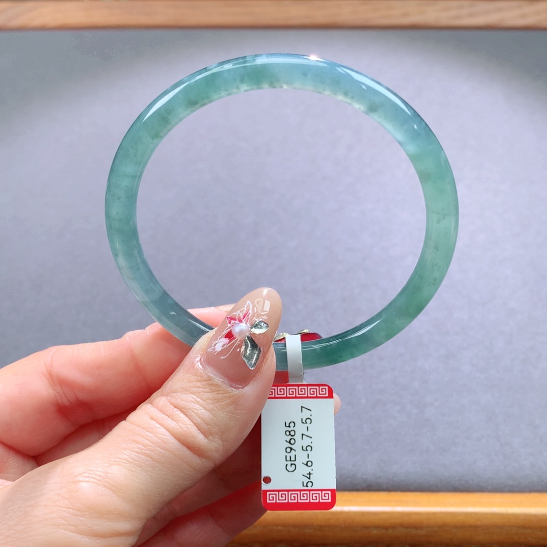 翡翠手镯未镶嵌天然翡翠手镯