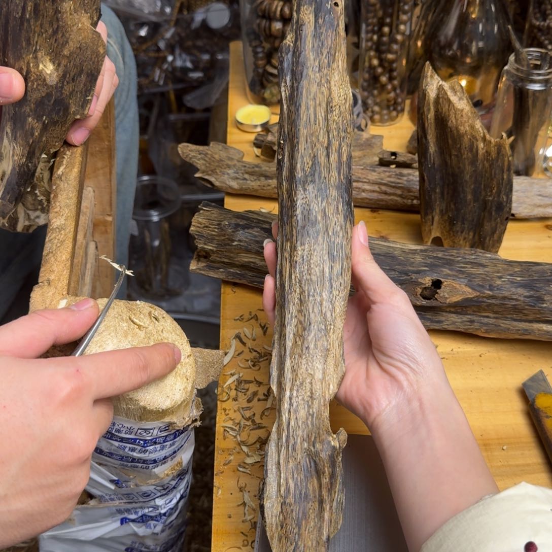 沉香手把件一代苗蓝宝石品种块料224克