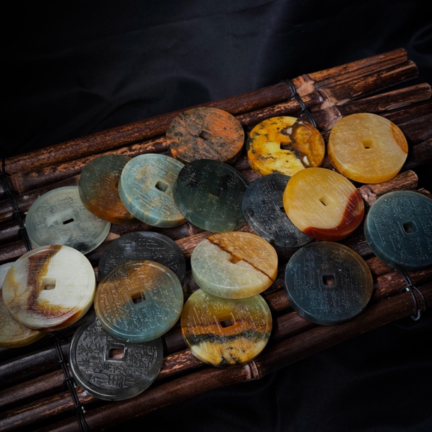 天然岫玉精品山鬼花钱双面雕刻盘玩玉佩饰品