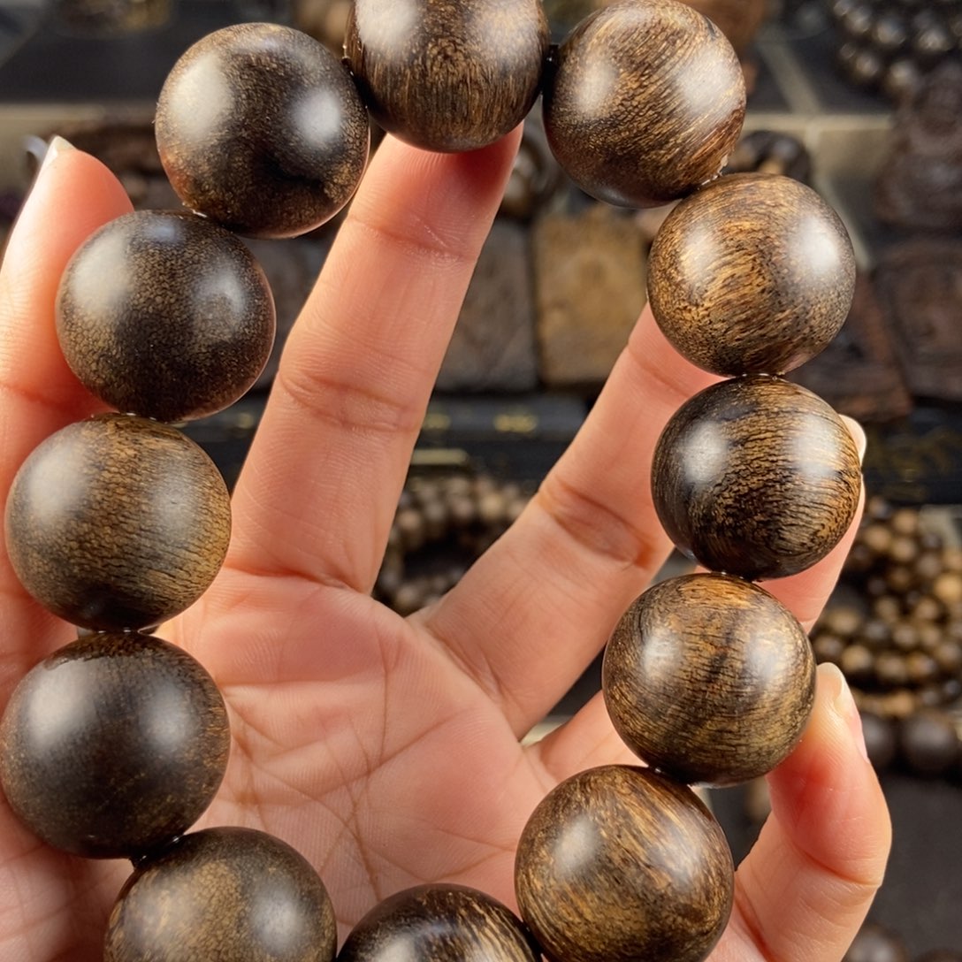 沉香手串小***越南芽庄留疤白棋玉化