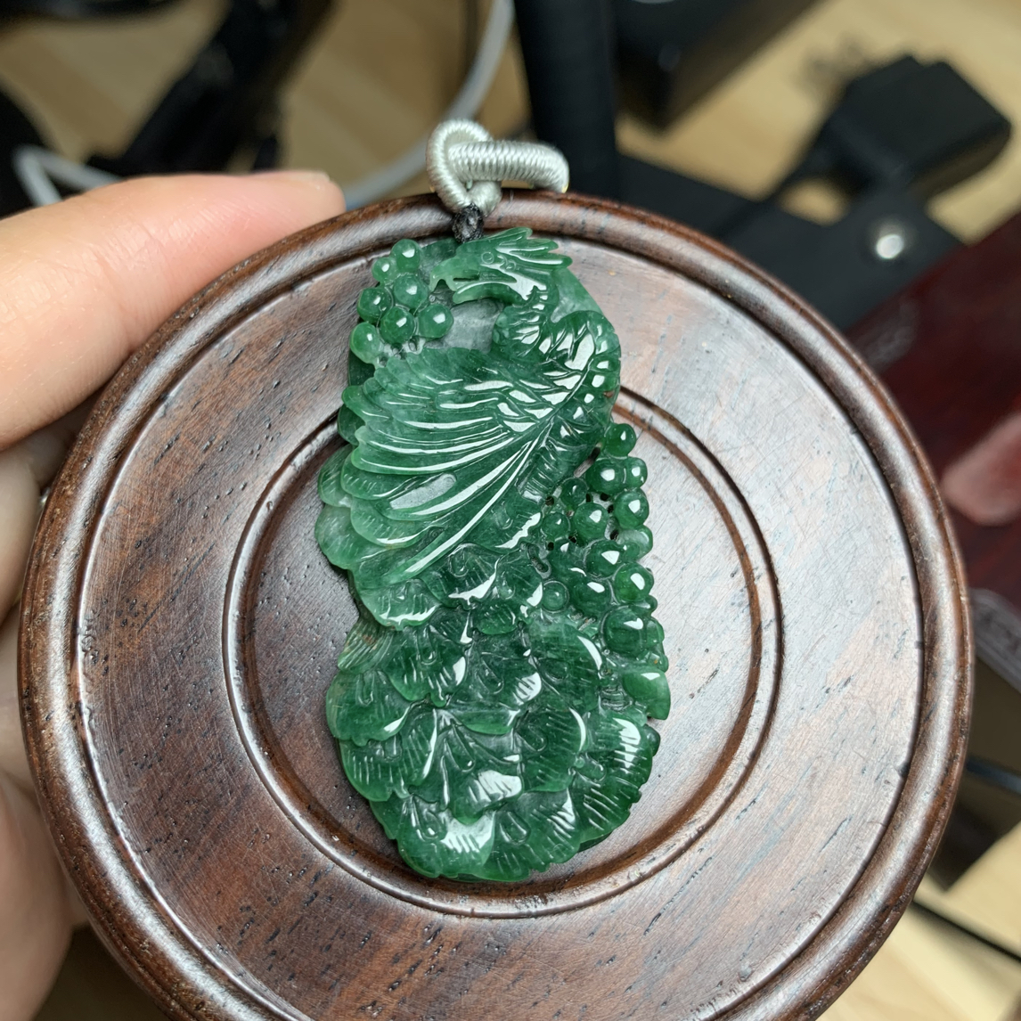 翡翠挂件 凤凰 凤穿牡丹 满绿挂件 手工精雕 绿色精美雕刻