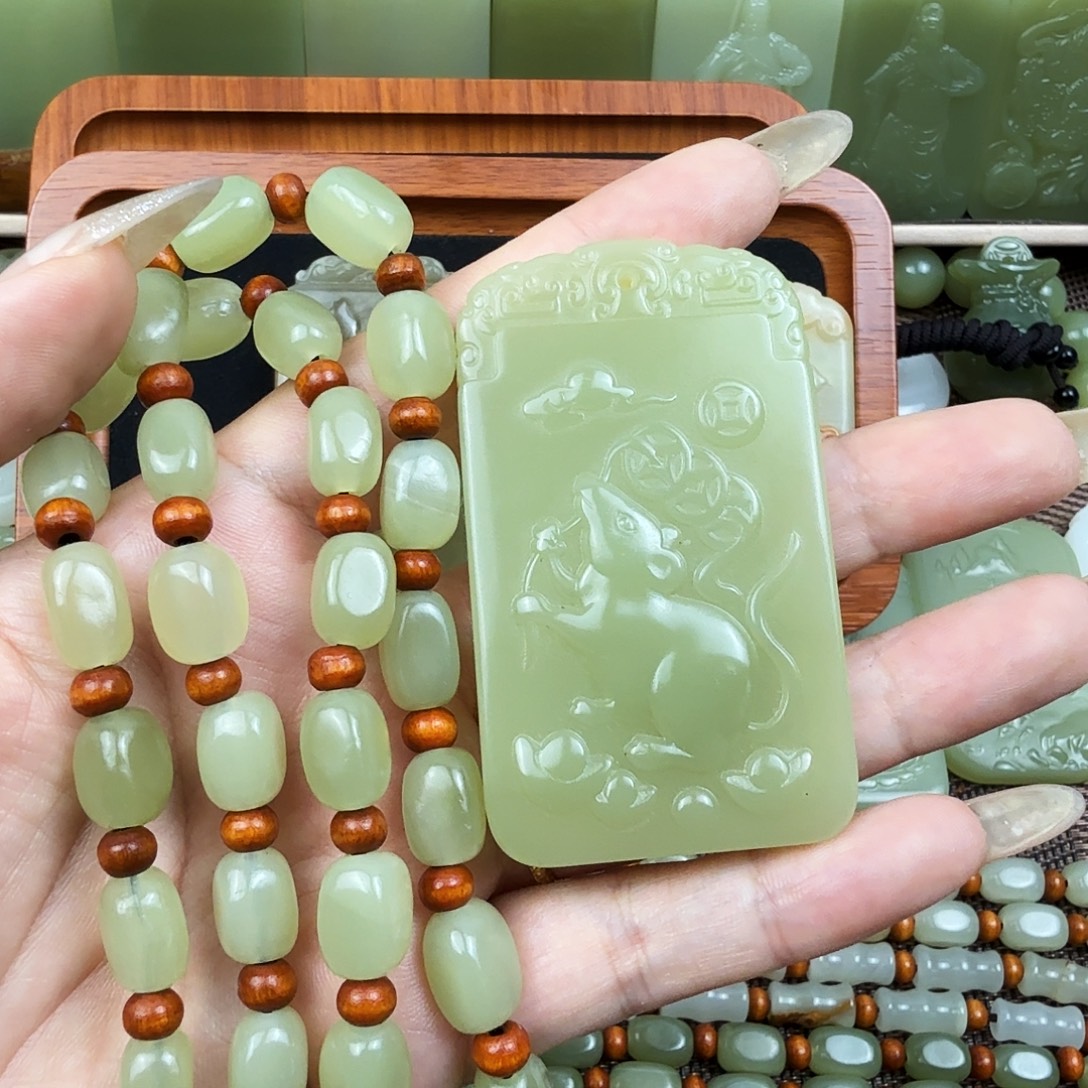 果绿色生肖鼠吊坠