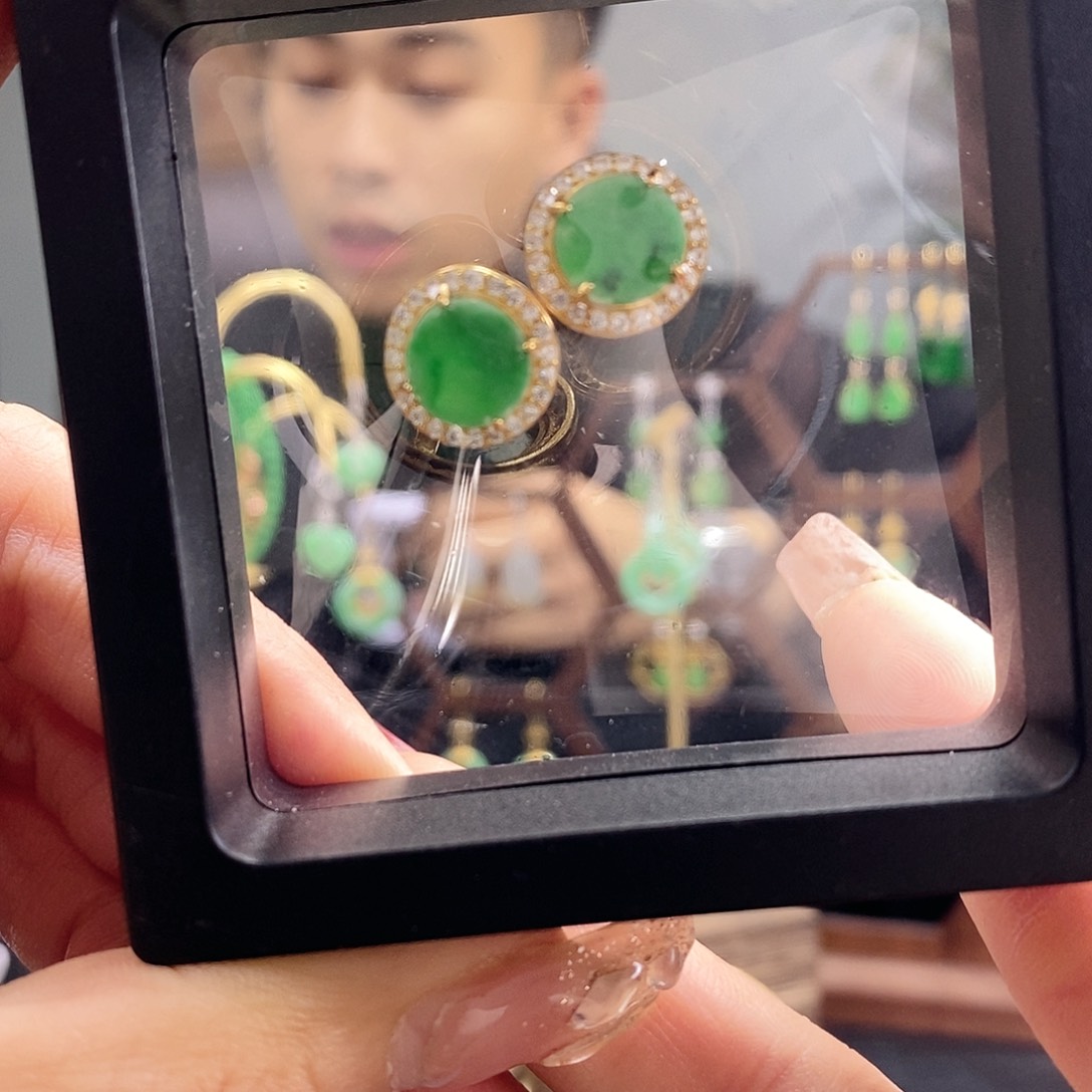 翡翠耳饰未镶嵌翡翠