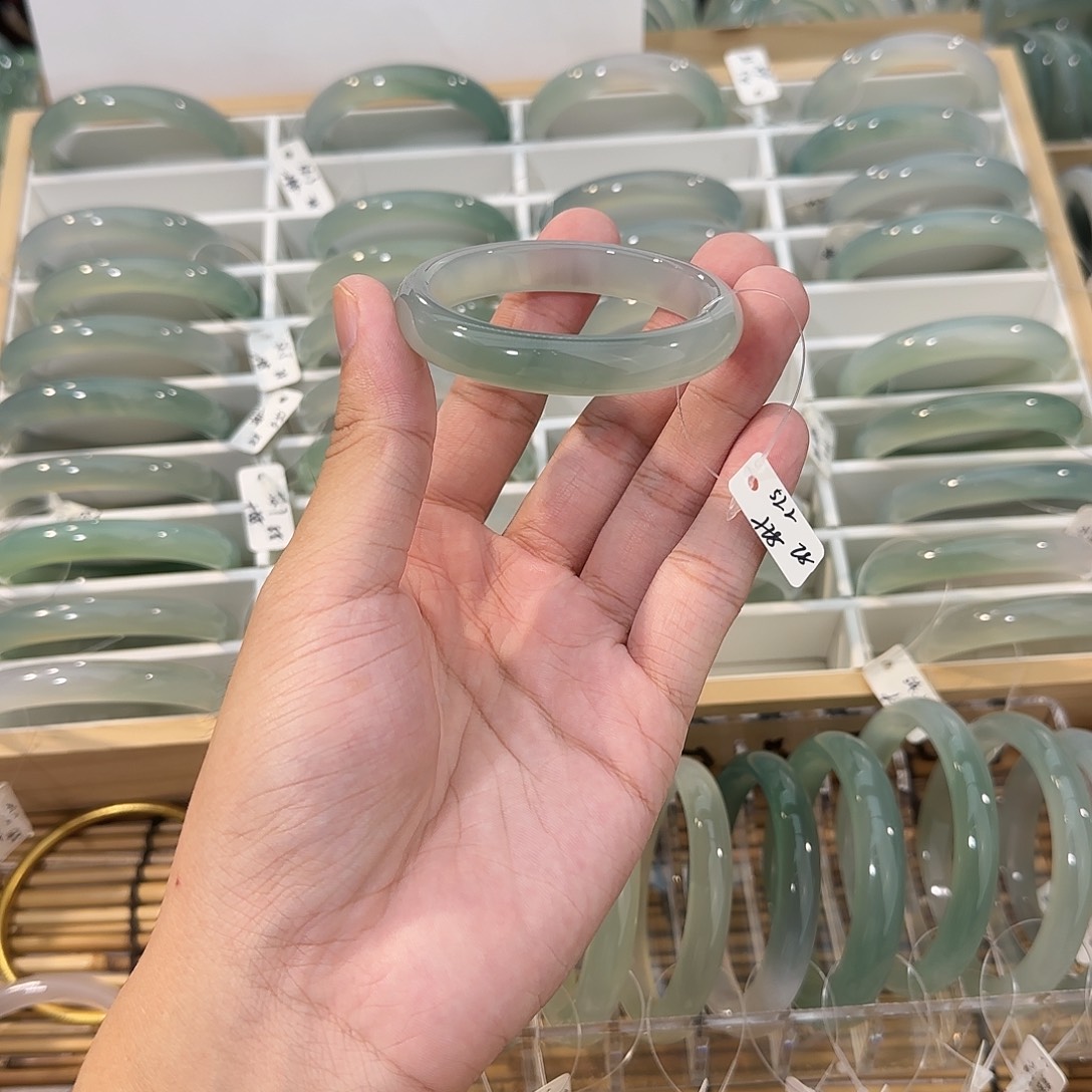玛瑙/玉髓未镶嵌手镯圈口52.2