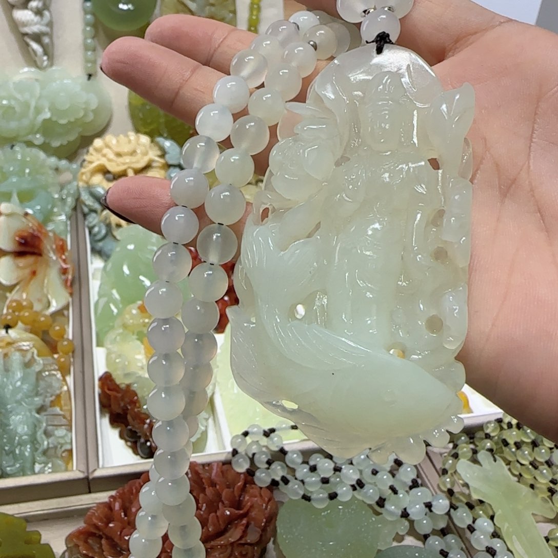 未镶嵌蛇纹石玉吊坠