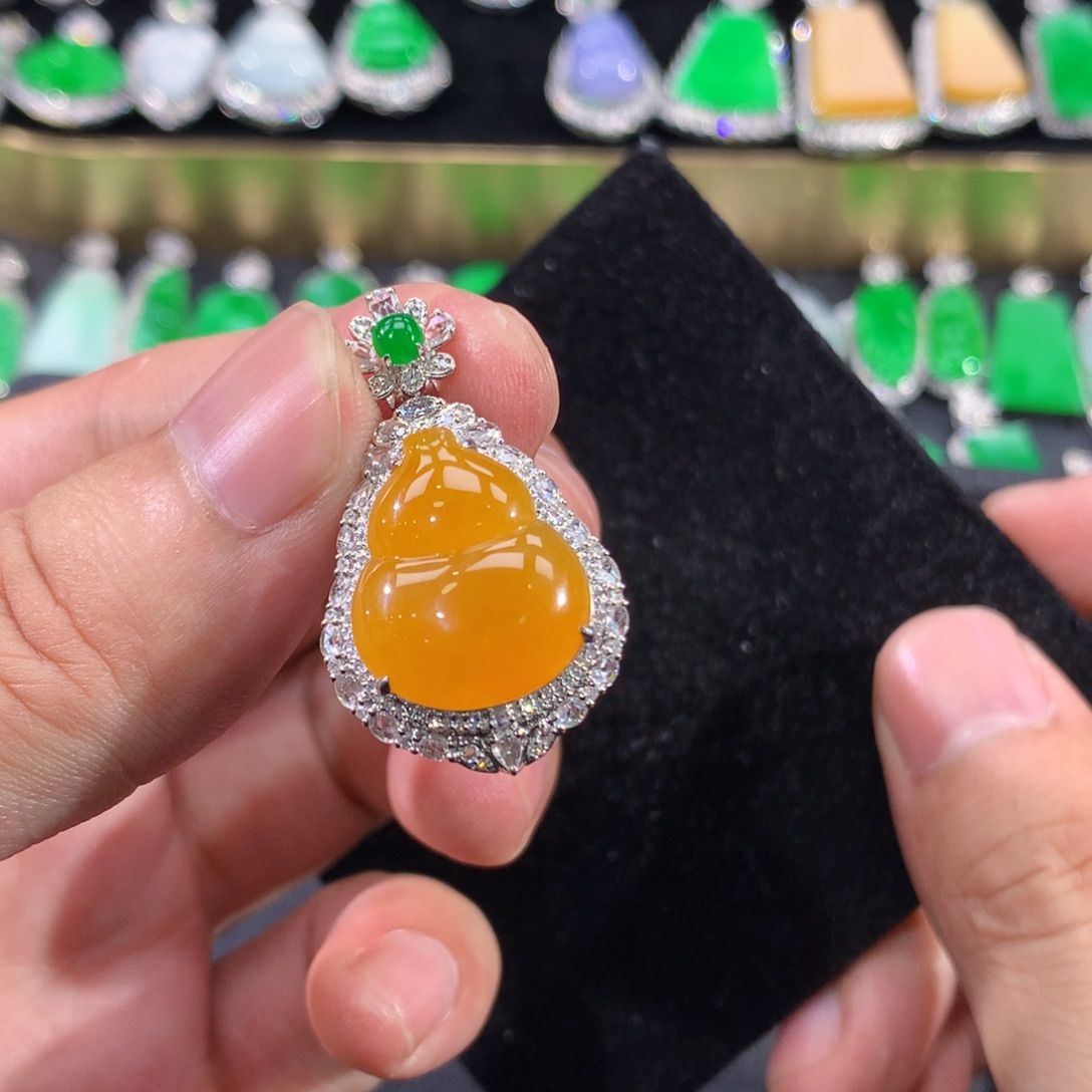 翡翠18K金镶嵌颈饰