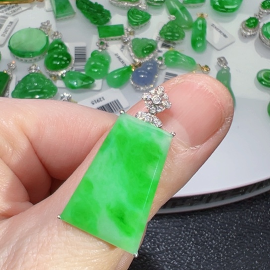 颈饰18K金镶嵌翡翠