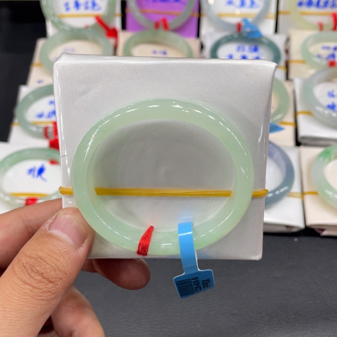翡翠手镯未镶嵌天然翡翠
