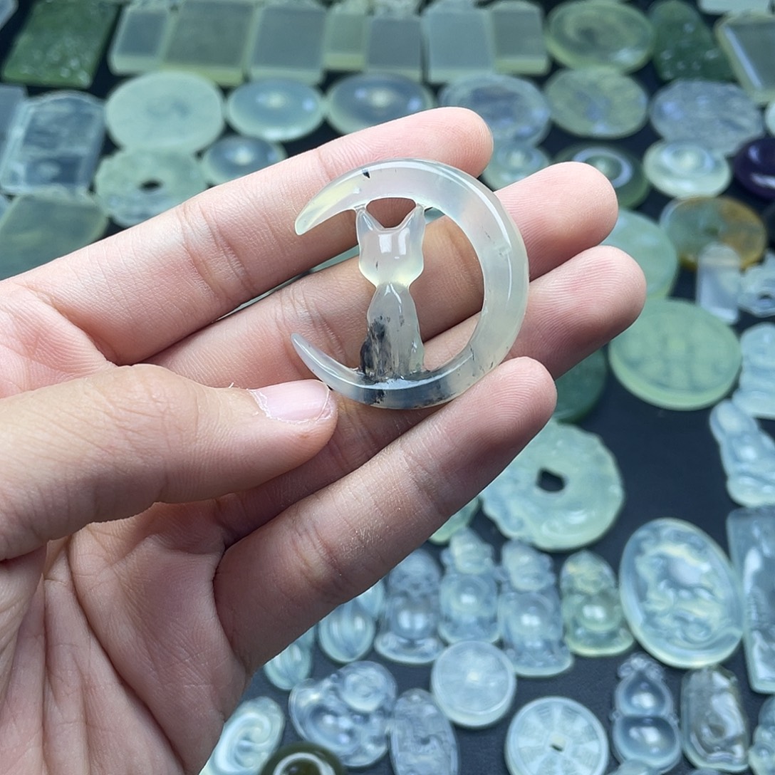 岫玉未镶嵌颈饰月亮猫