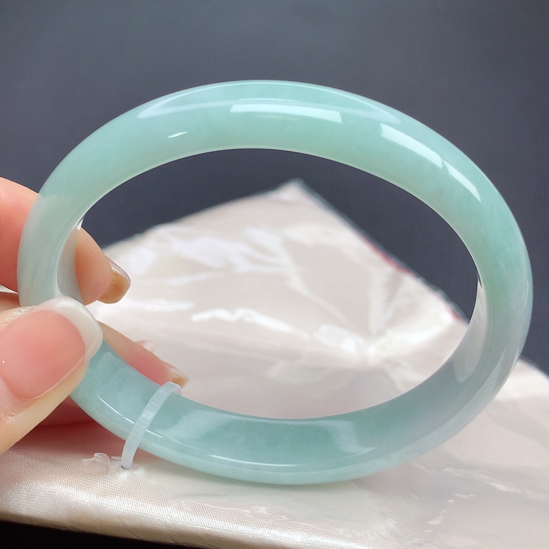 翡翠手镯（贵妃镯）未镶嵌60圈口