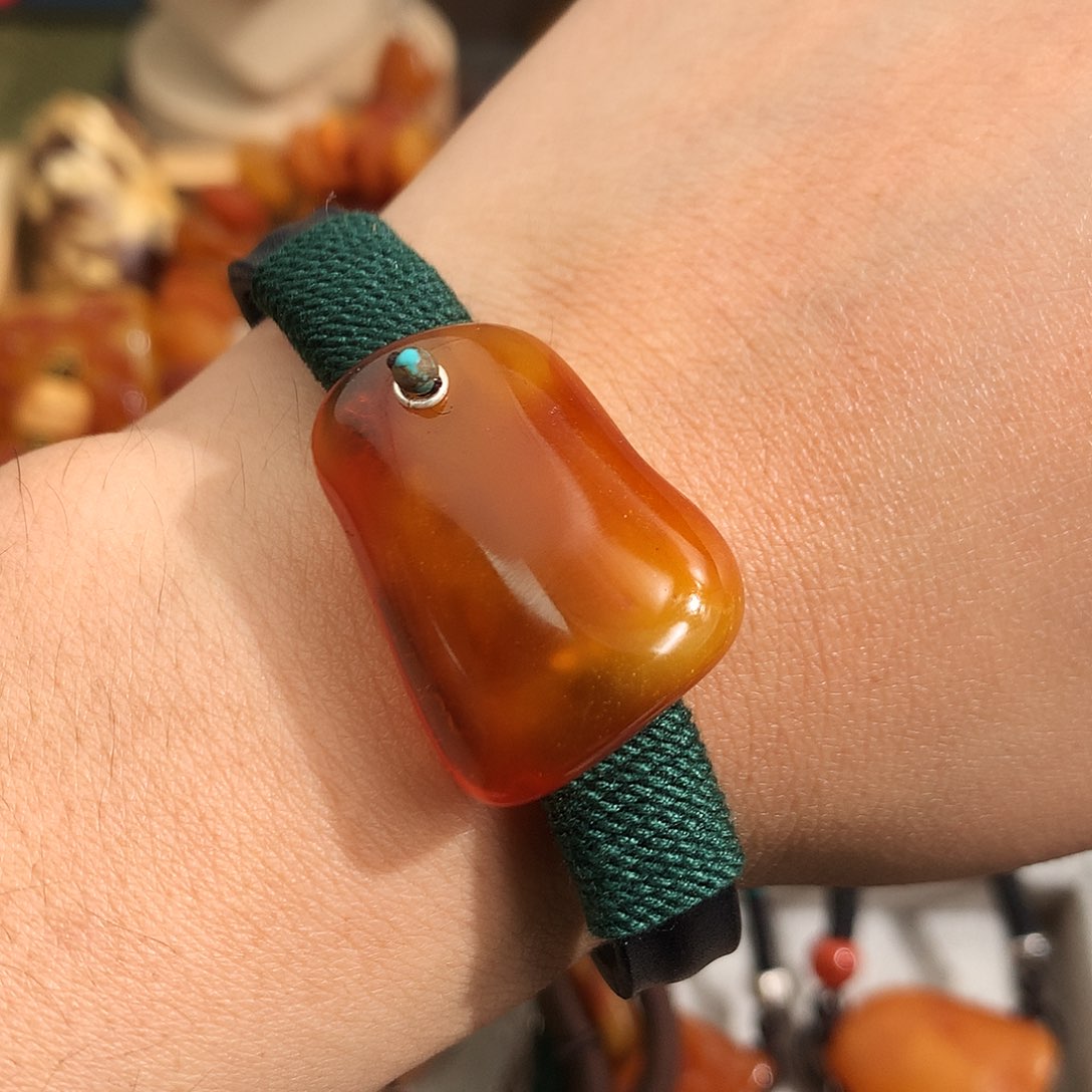 蜜蜡裸石未镶嵌在