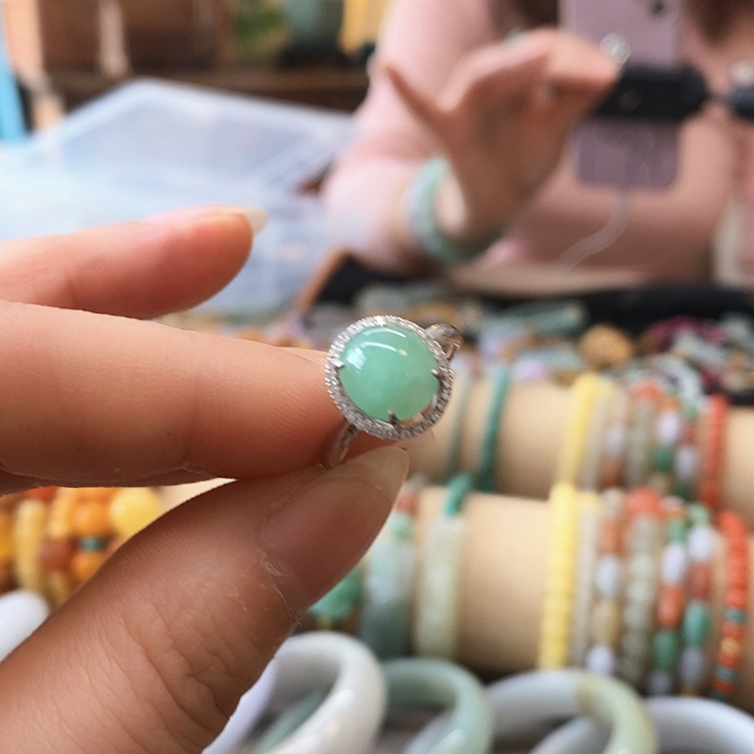 翡翠戒指18K金镶嵌翡翠戒指