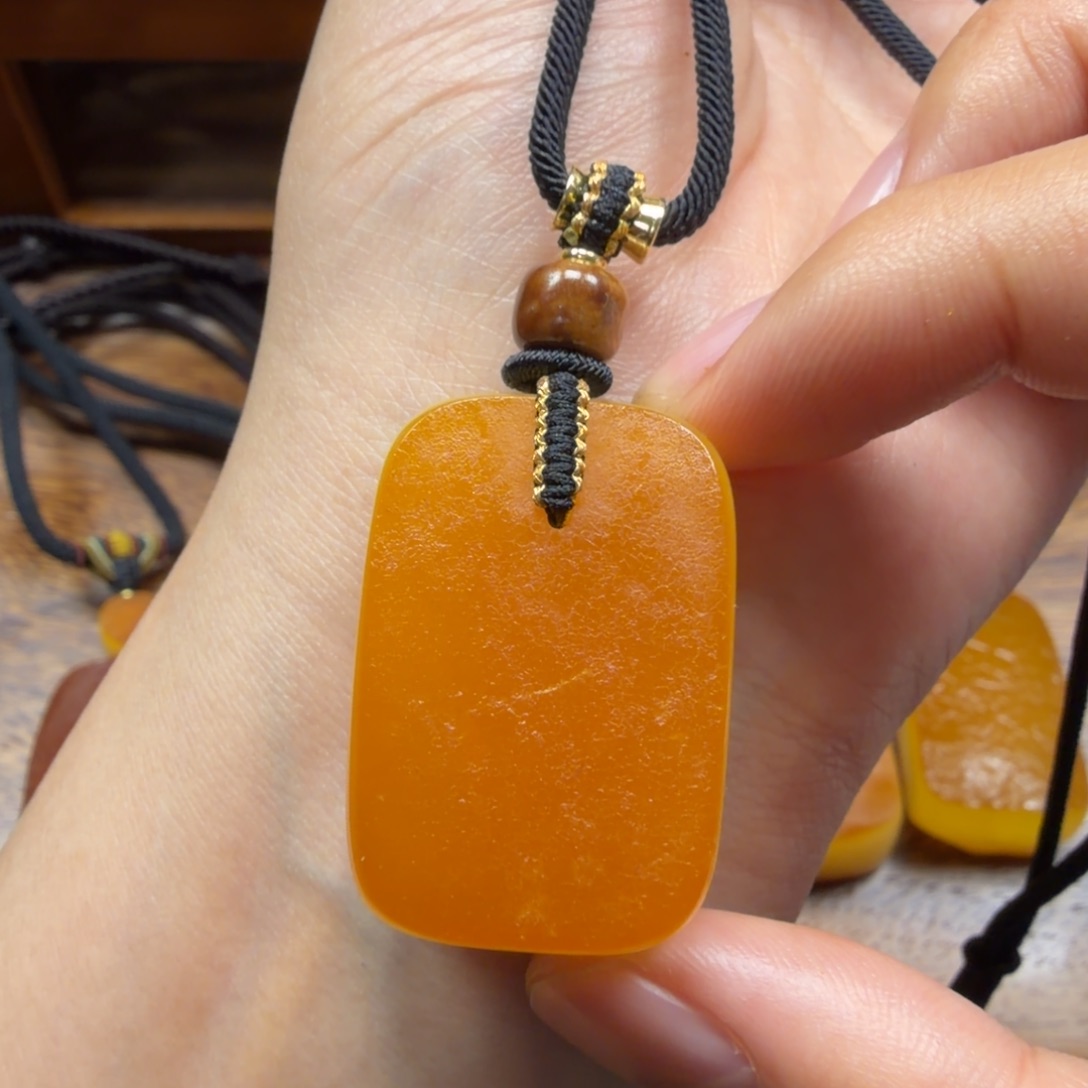 琥珀未镶嵌吊坠(赠链)