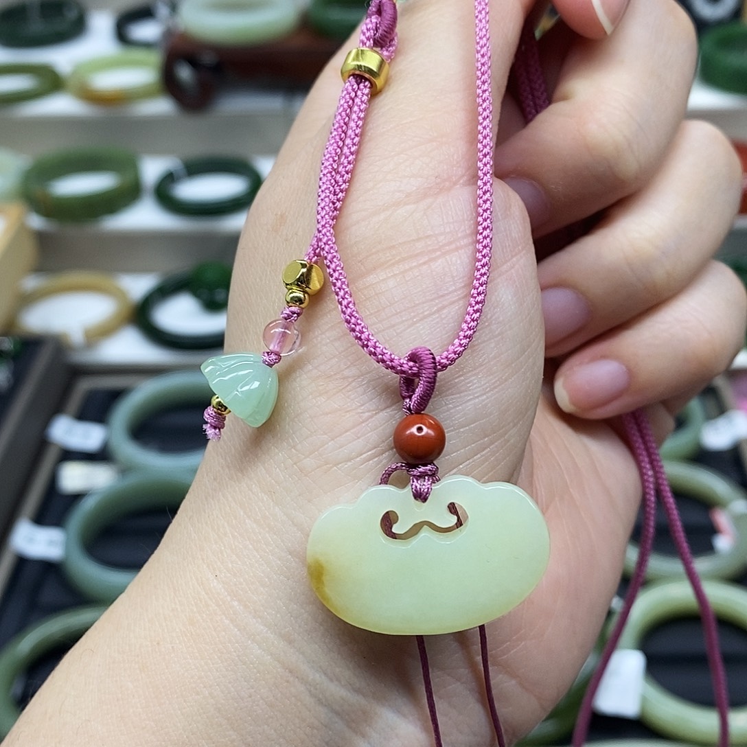 和田玉未镶嵌颈饰糖白裙福利