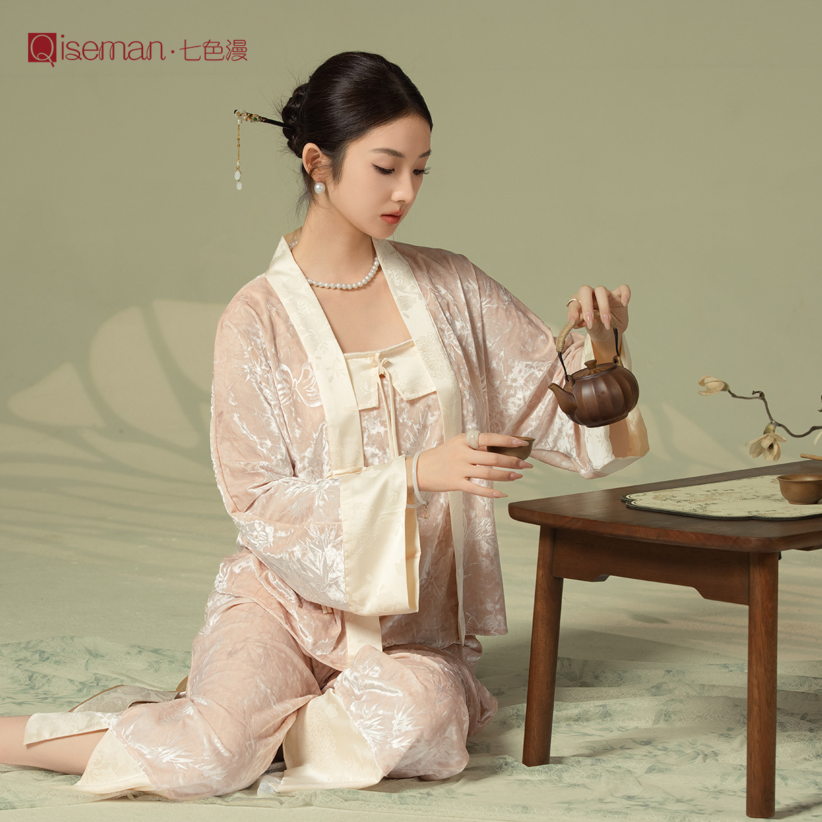 2025年春季金钻绒压花新中式国风睡衣三件套带胸垫性感女士家居服