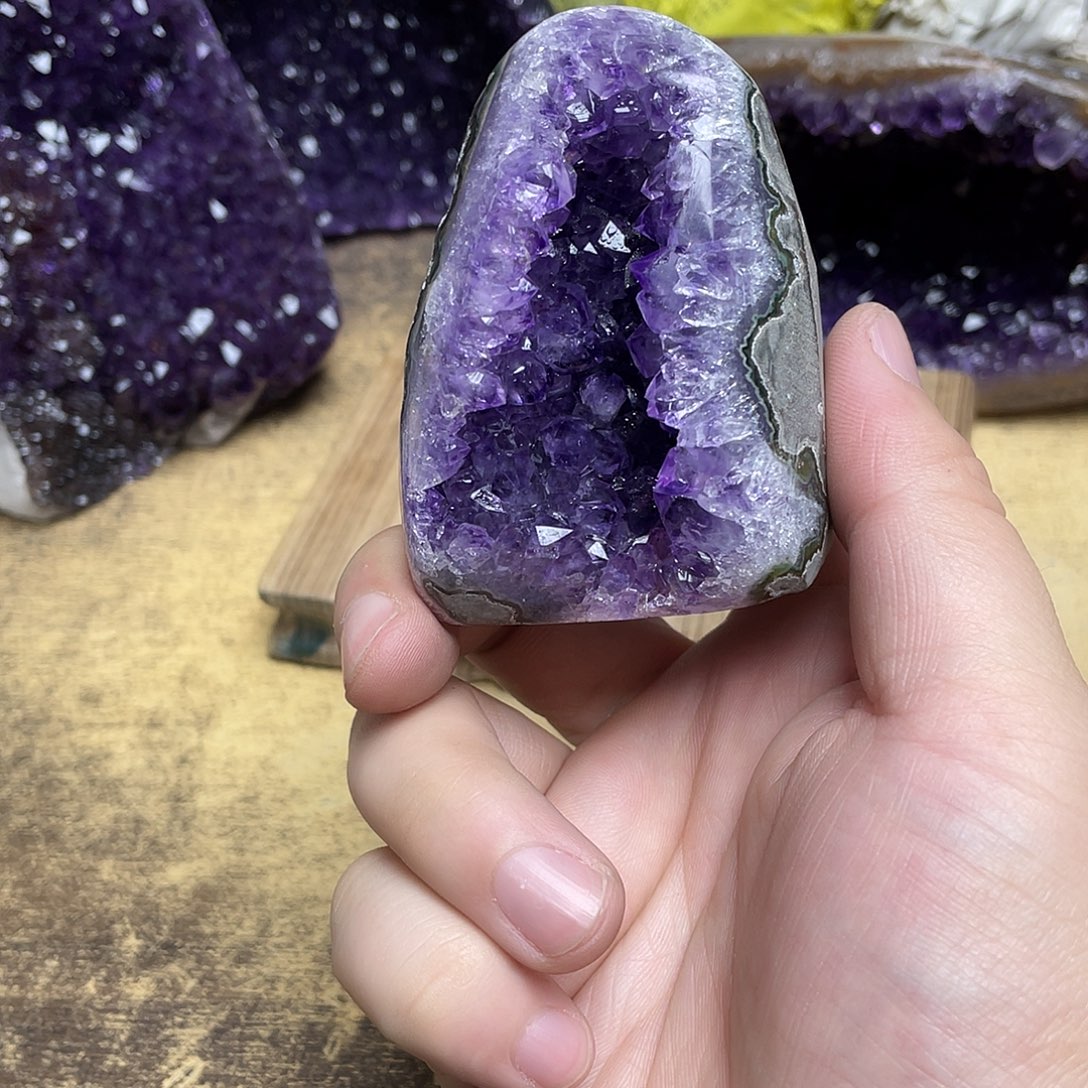 紫晶未镶嵌大型摆件（非配饰）